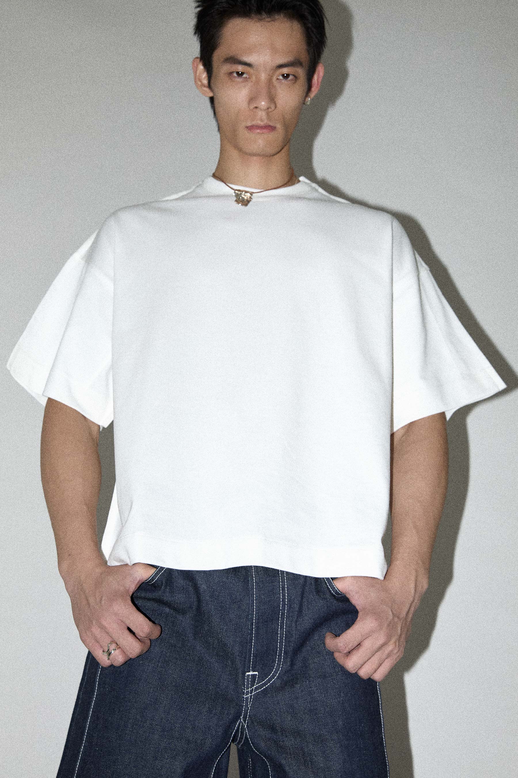 White Square XY-plane Sleeves-holder T-shirt