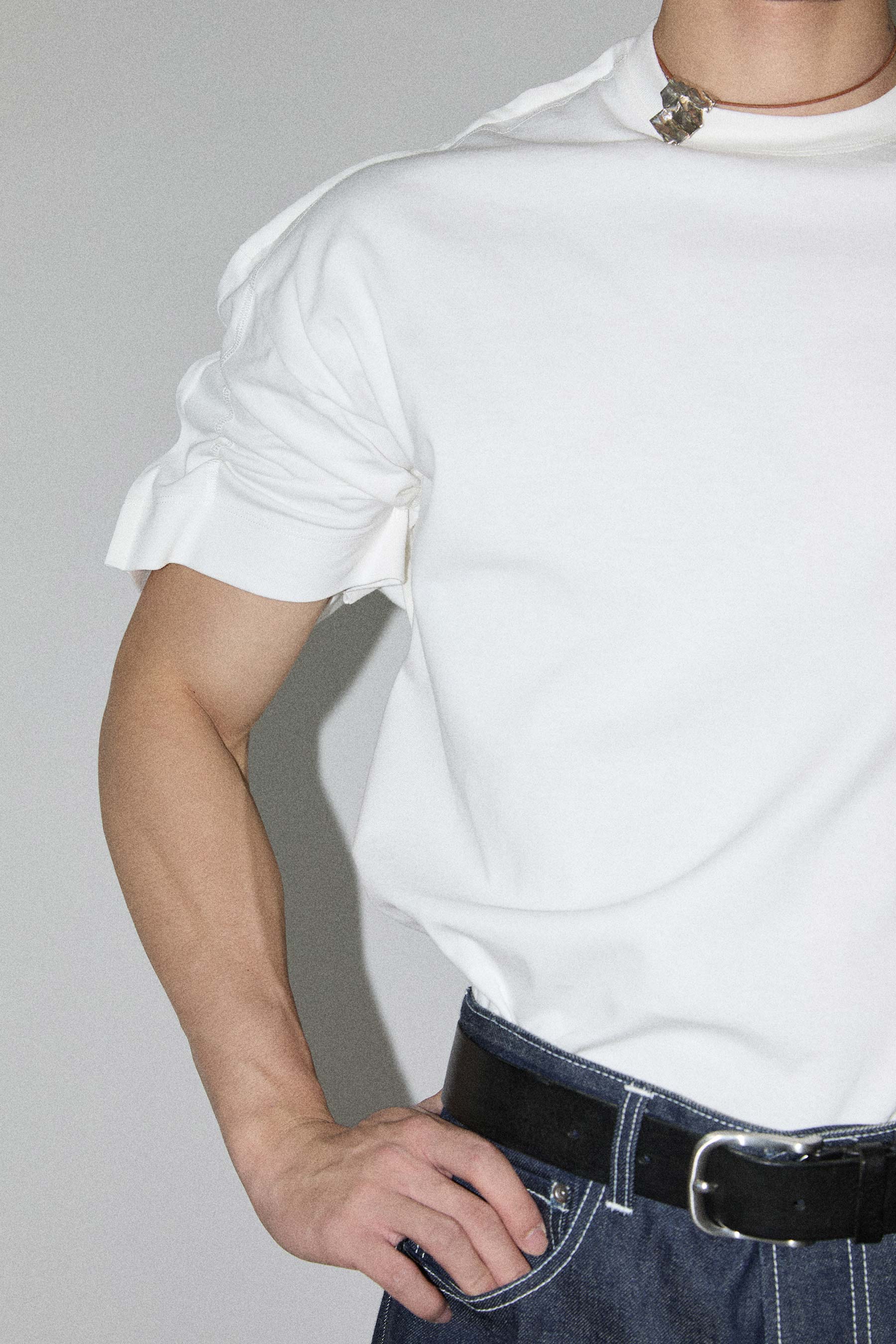 White Square XY-plane Sleeves-holder T-shirt