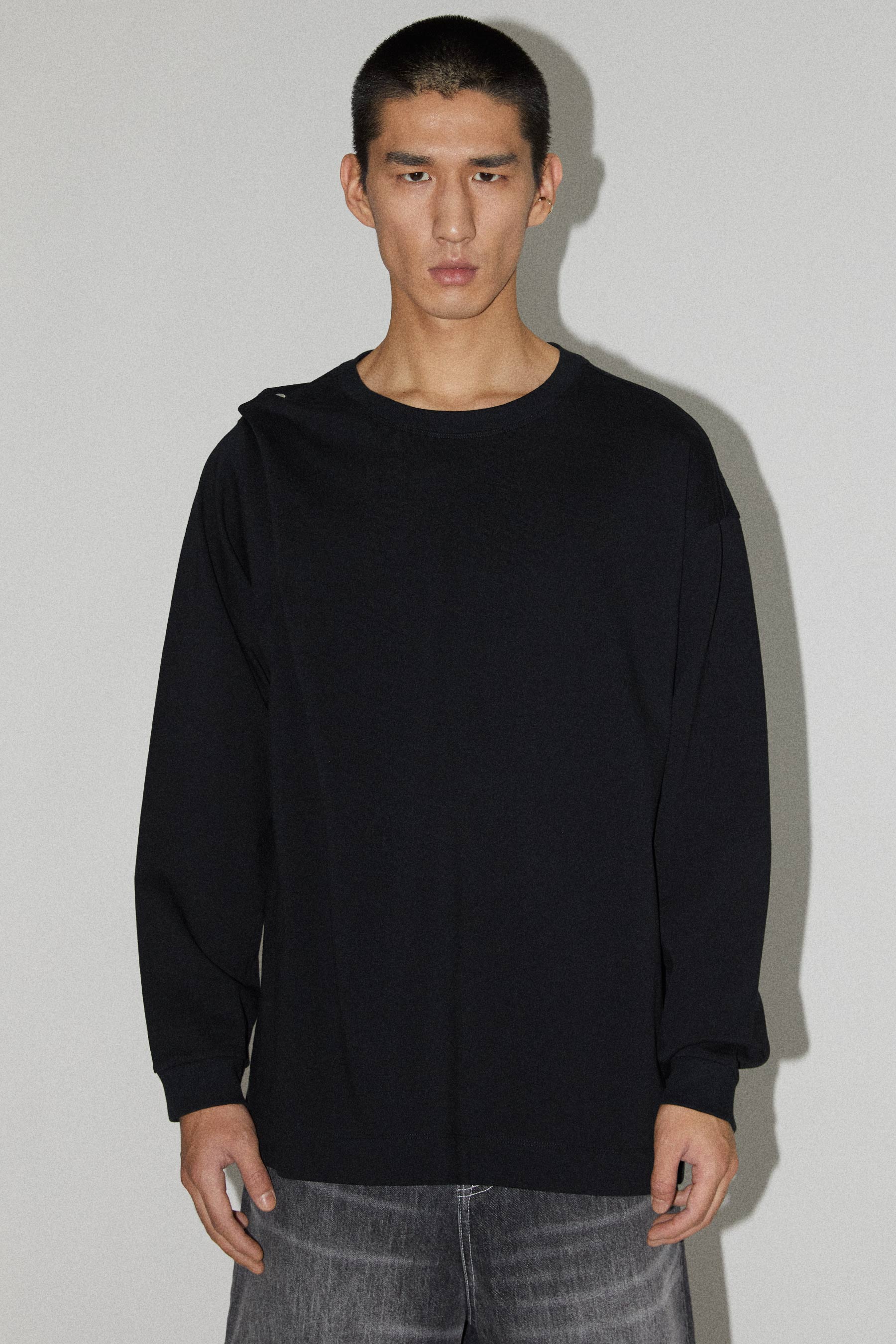 Black Square Long Sleeves T-shirt With Adjustable Shoulder Line